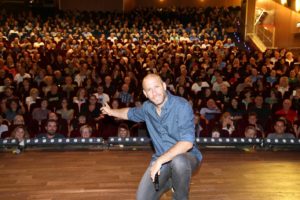 חנוך דאום ב הופעה ל מנויי ידיעותדסק